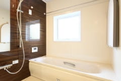 Bathtub / Bathroom floor