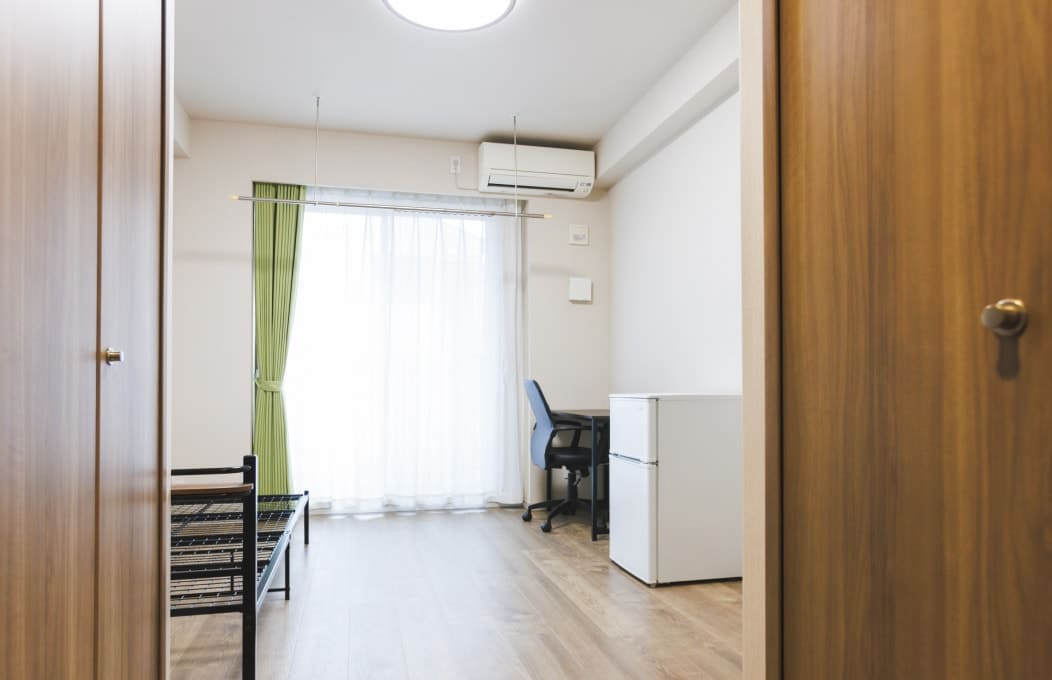 個室は冷蔵庫をはじめとした家具付きの洋室です