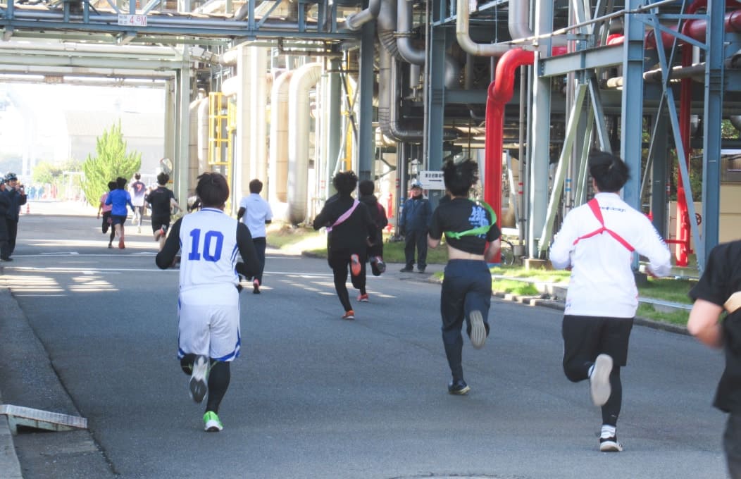 コンビナート各社で競う駅伝大会