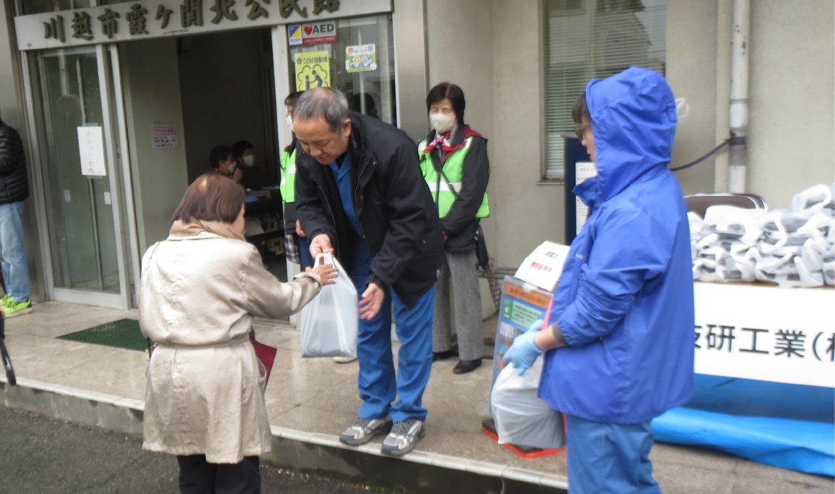 This is a photo of leaf mold being handed out to local residents in front of the community center entrance.