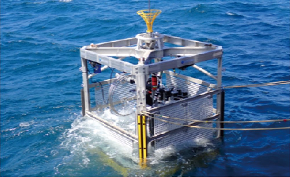  海洋調査のために海上に設置された、金属フレームで組まれた海底着型小型CPT装置です。