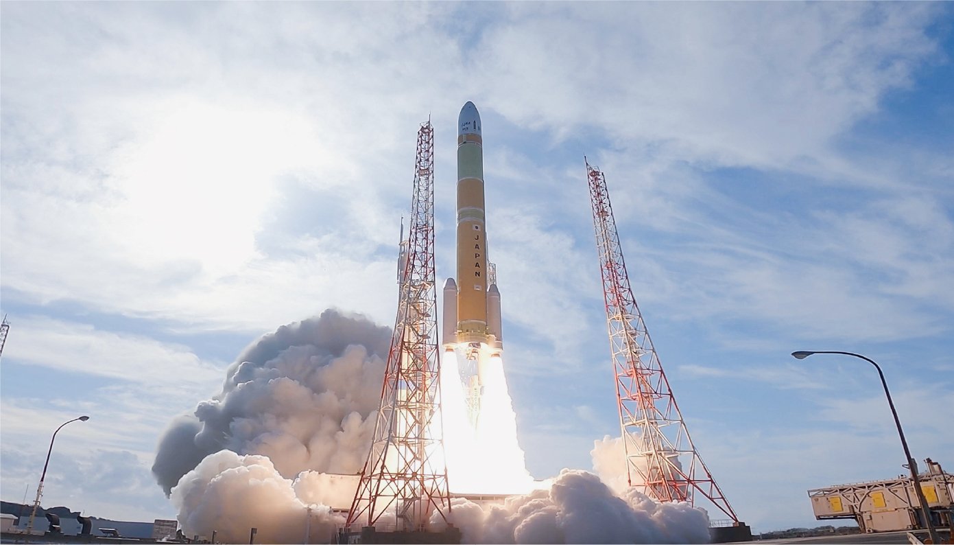 大きなロケットが発射台から打ち上げられた直後で、大きな炎と煙を吹き出しながら空に飛び立とうとしています。