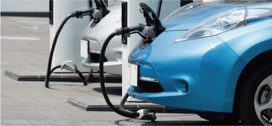 青とシルバーの2台の電気自動車がフロントのプラグに充電器のコネクタを繋いで充電しています。