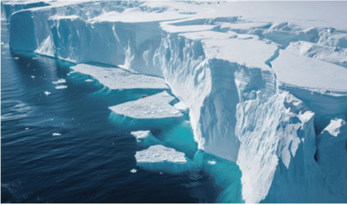 This is an image photograph of the edge of a glacier facing the sea collapsing.